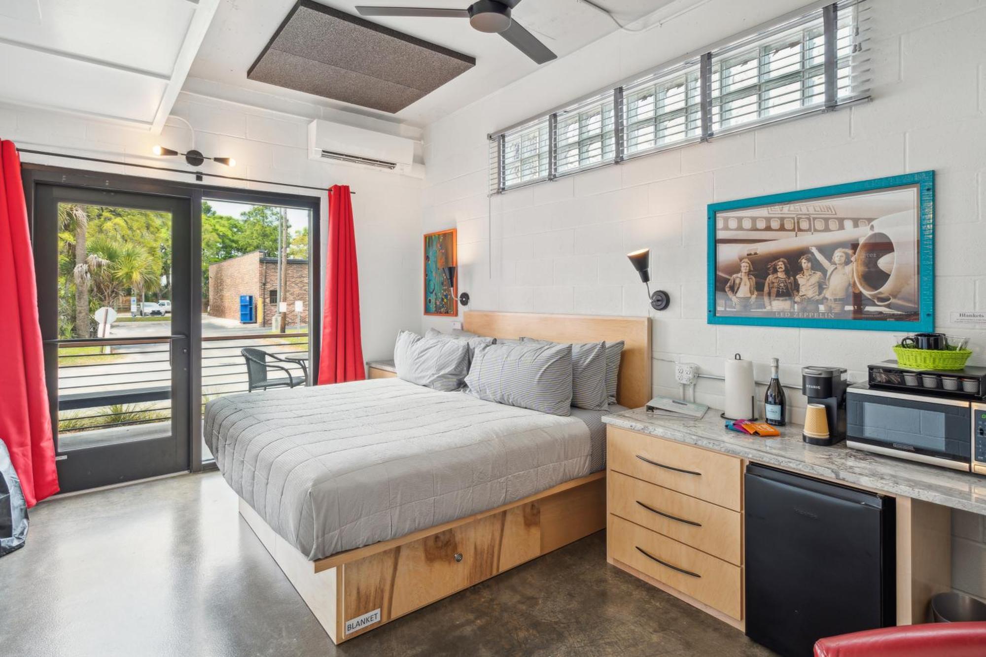 Boutique Vera Hotel In The Heart Of Folly Beach Exteriör bild