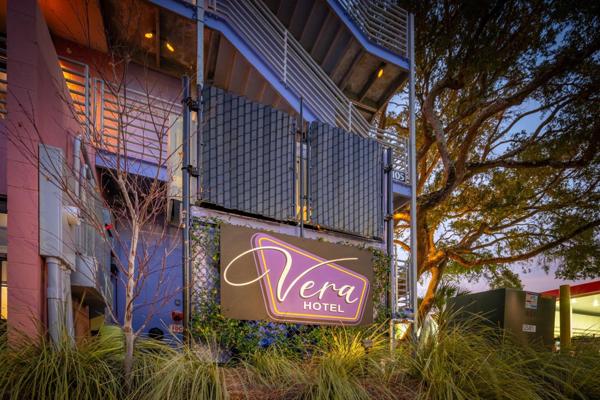 Boutique Vera Hotel In The Heart Of Folly Beach Exteriör bild